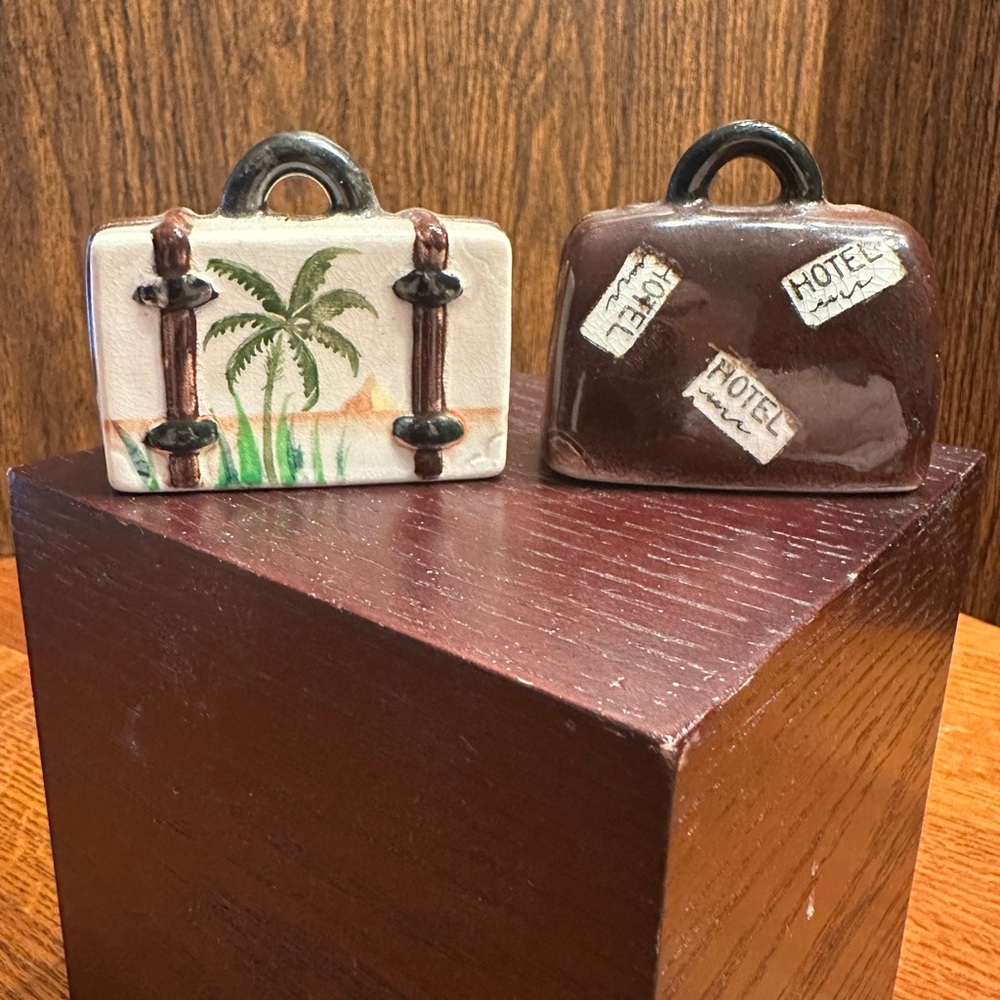 VTG ceramic salt & pepper shakers shaped like travel suitcases, Japan